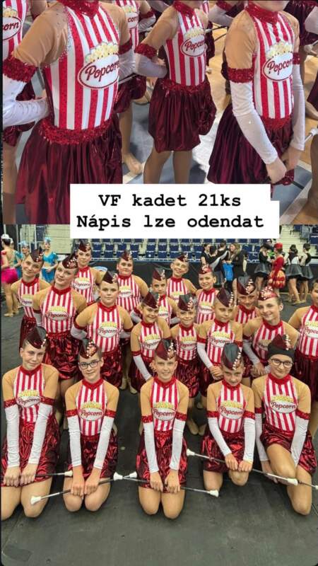 Mažoretkové kostýmy s červenobílými pruhy, nápisem Popcorn a vínovou sukní