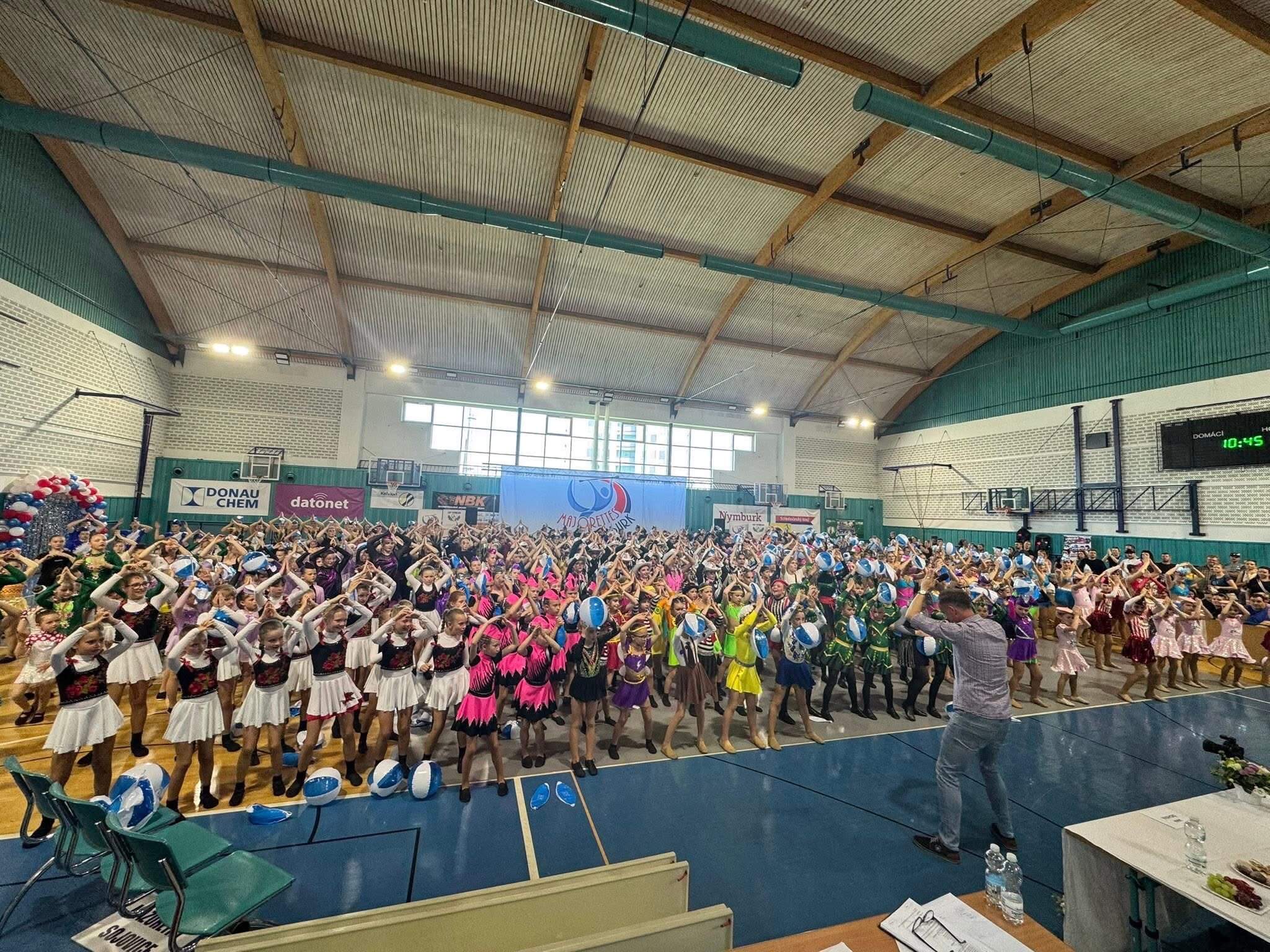 Mažoretky nastoupené ve sportovní hale na soutěži Majorettes Cup v Nymburce